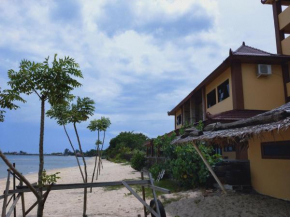 Omah Laut Bondo Jepara - by the beach, direct view of the sea, great base for water sports